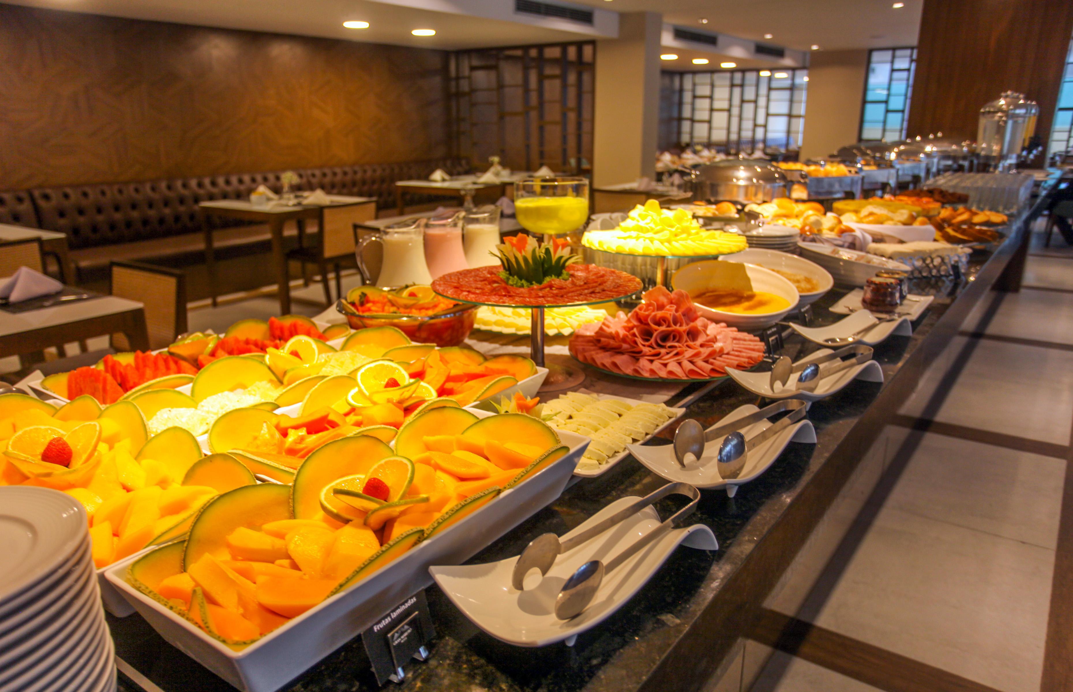 Gran Mareiro Hotel Fortaleza  Zewnętrze zdjęcie A buffet at a hotel